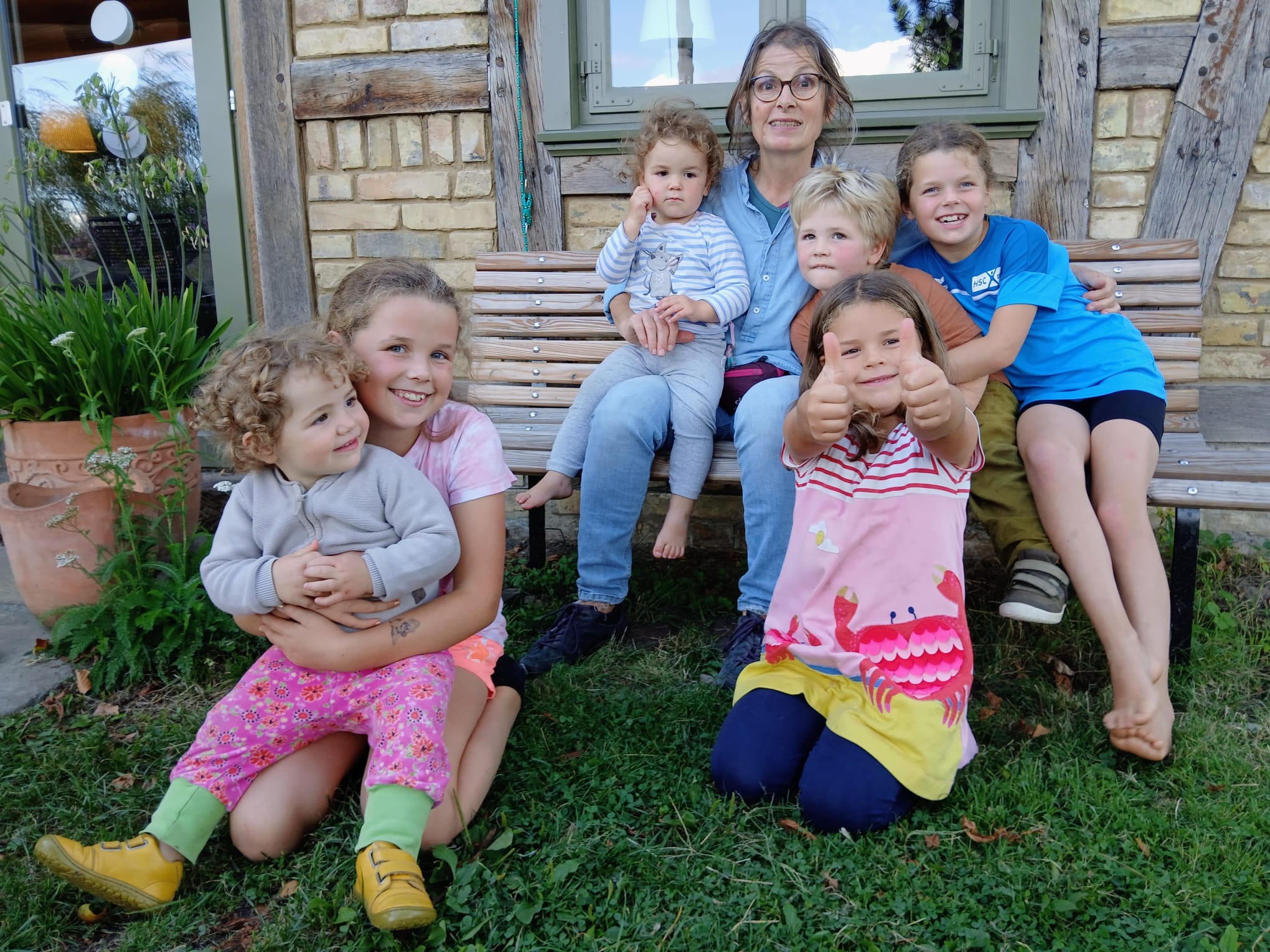 Annette und Enkelkindern